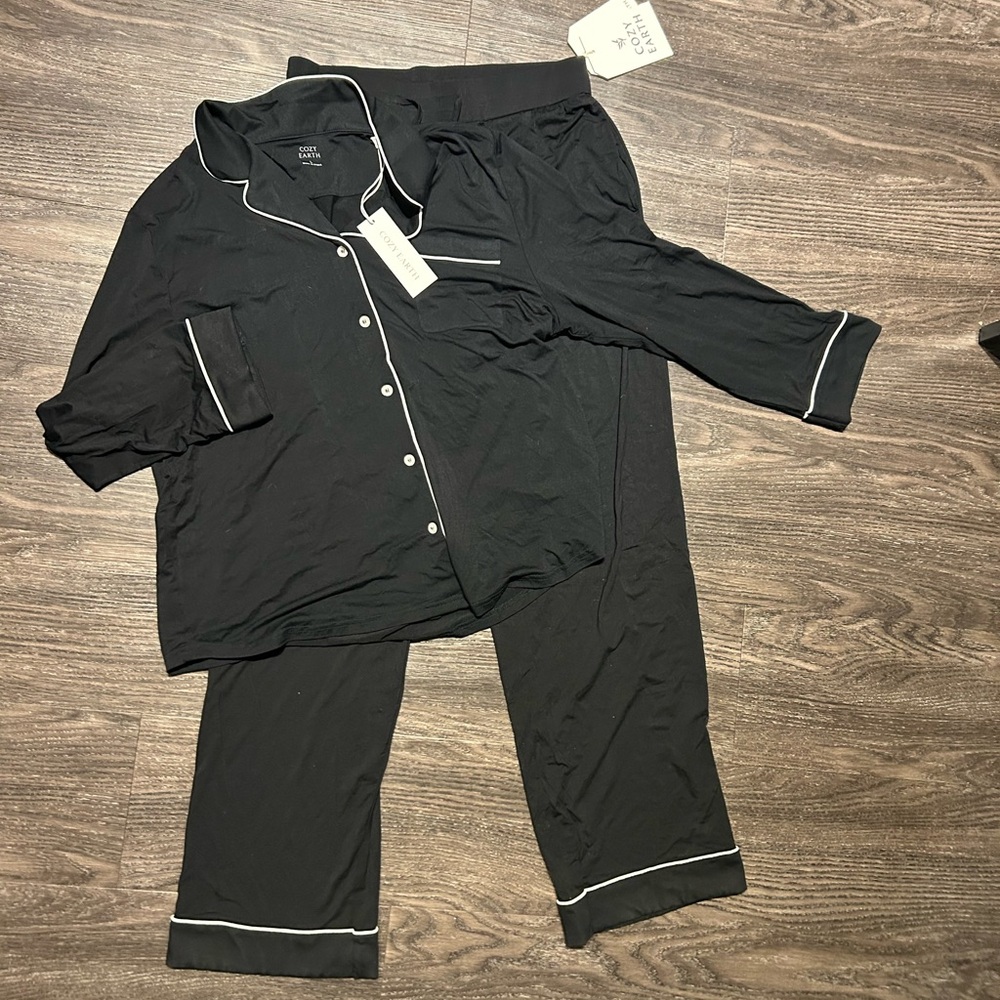 New with tags Cozy Earth PJ set size large